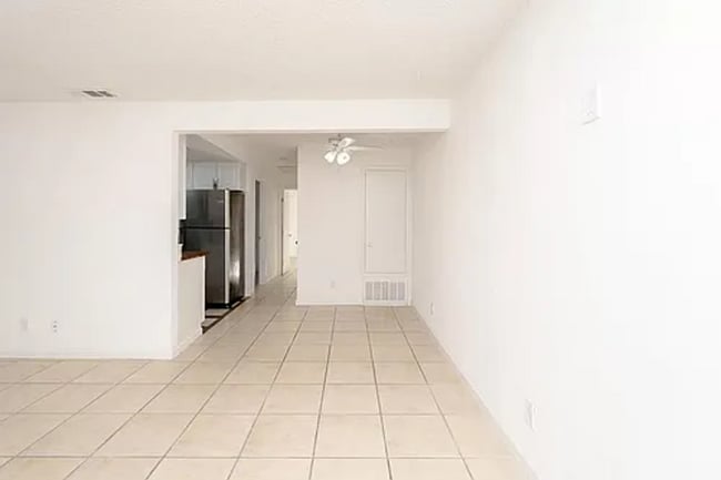 Building Photo - Charming 2-Bedroom Apartment with Updated ...