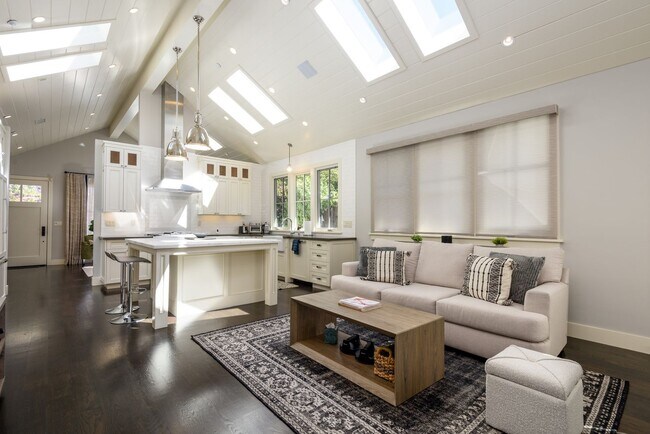 Building Photo - Furnished Downtown Palo Alto Modern Home with Timeless Design