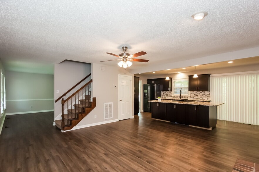 Building Photo - 6335 Teaneck Pl