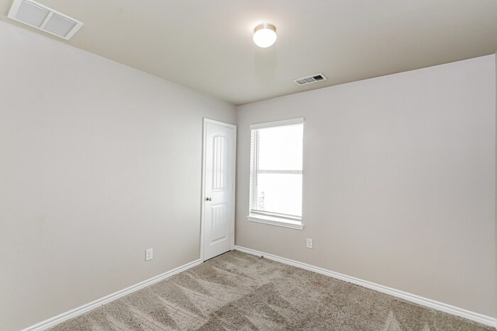 Building Photo - 1415 Kinglet Dr