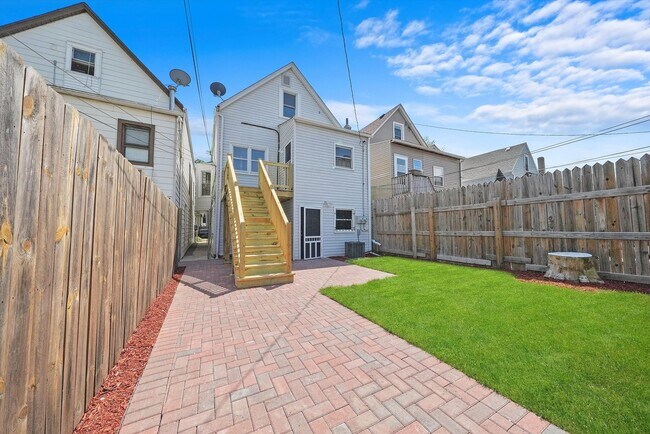 Building Photo - 3324 W Warner Ave