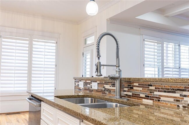 Building Photo - 2288 Oakview Rd NE