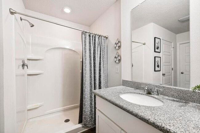 Building Photo - Updated and Move In Ready 4/2 in Cantonment