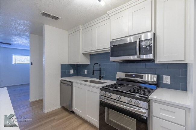 Building Photo - Furnished 3 bedroom 2 bathroom