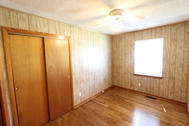 Building Photo - 3 Bedroom 1 Full Bath + Picture Perfect In & Out! You will LOVE IT!!