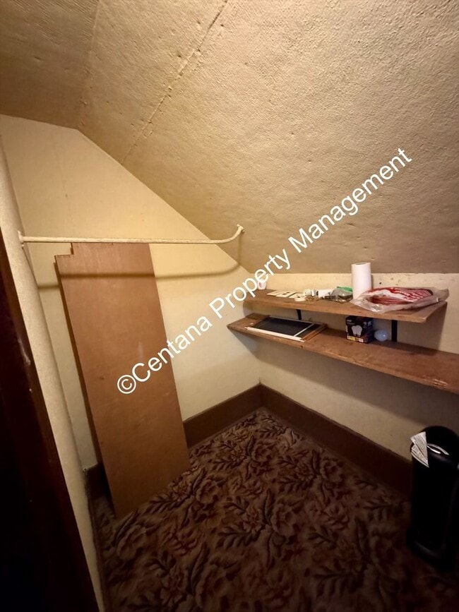 Building Photo - Huge 3 bedroom house with 2 bonus rooms an...