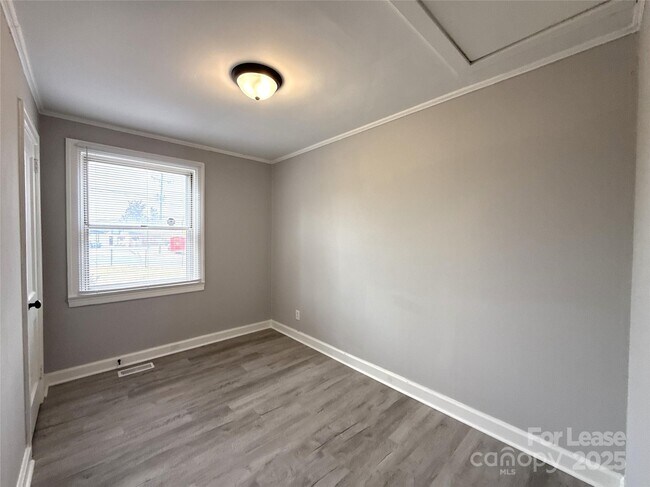 Building Photo - 1142 Mona Dr