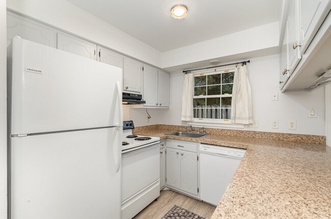 Building Photo - Beautifully Maintained 2-Bedroom Townhome in Desirable Cary Location