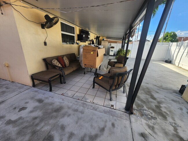 Building Photo - 1285 W 39th Pl