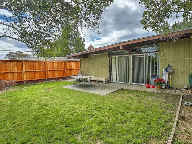 Building Photo - "Charming 3-Bedroom Home with Granite Touc...