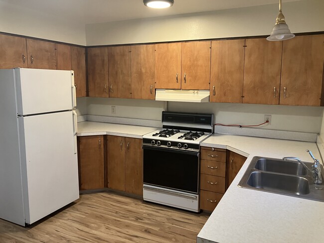 Kitchen - 231 E 46th Ave