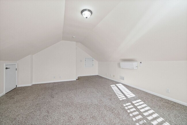 Building Photo - 3 Bedroom 2 Bath Pet Friendly Home For Rent with Community Pool Access!