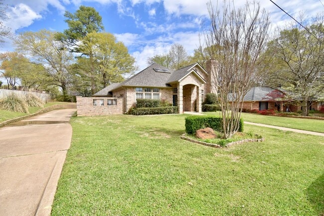 Primary Photo - Stunning Home in the Heart of Tyler! 3bd 2...