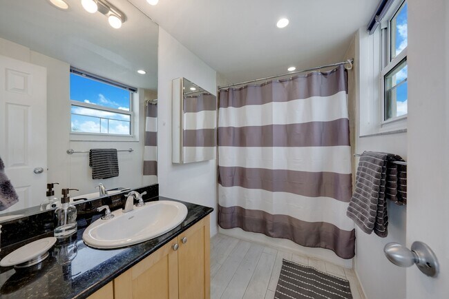 Building Photo - 10350 W Bay Harbor Dr