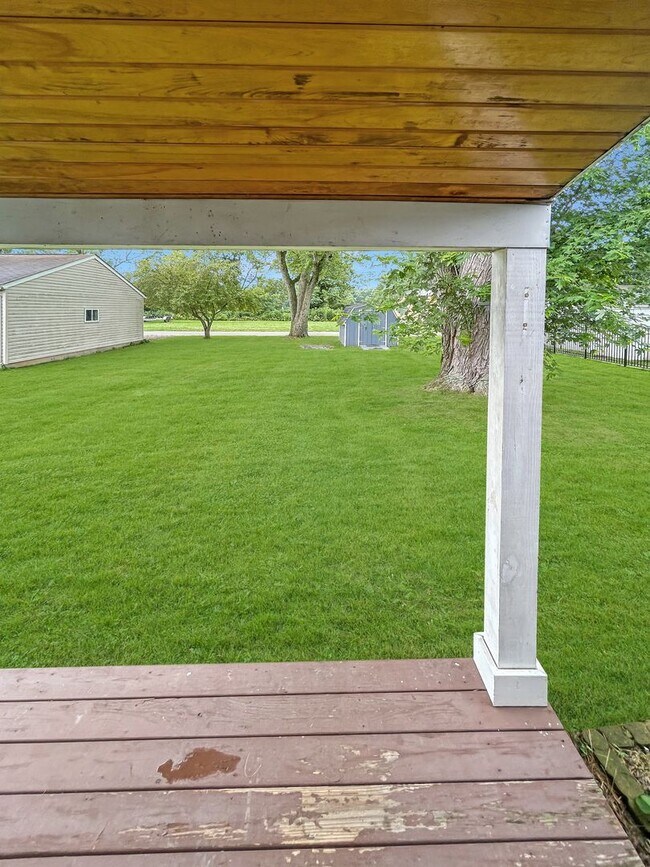 Building Photo - Welcome to this charming 2-bedroom, 1-bath...