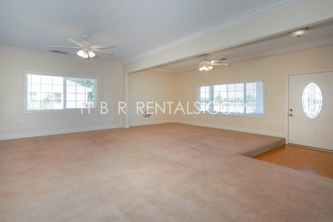 Building Photo - Charming 3-Bedroom Haven with 2 Full Baths...