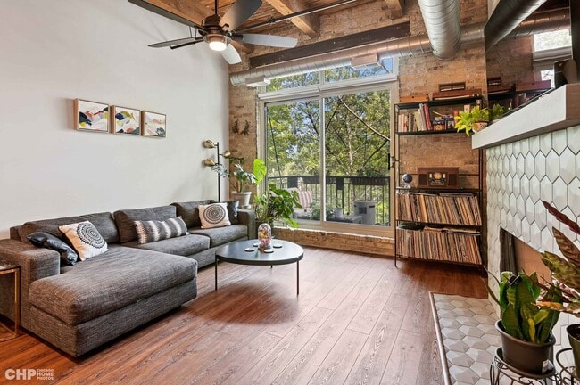 Building Photo - 1740 N Maplewood Ave