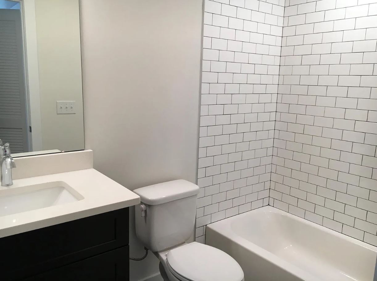 Full bathroom - 1659 N Randolph St