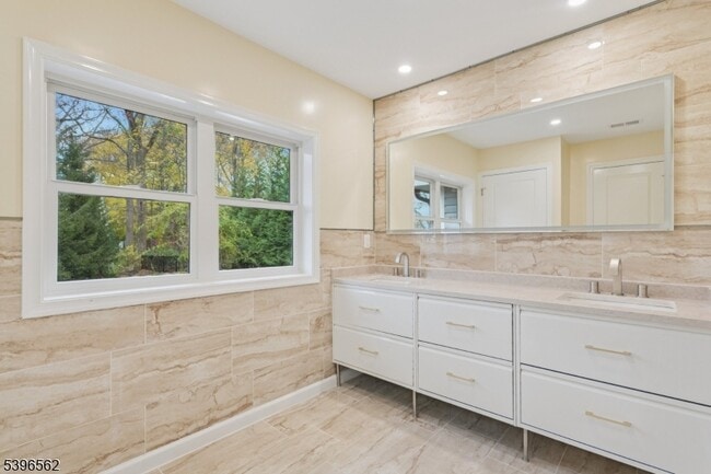 Building Photo - 215 Summit Ave