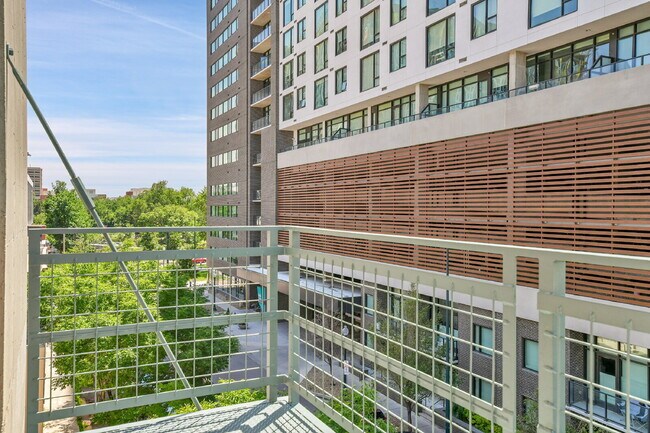 Building Photo - $3,100 - 2 Bed, 2 Bath Lofted Condo in Den...