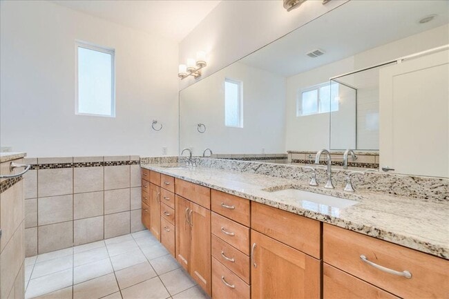 Building Photo - 4006 Valley View Rd