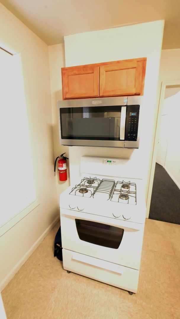 Building Photo - Updated large 2BR 1BA home with driveway p...