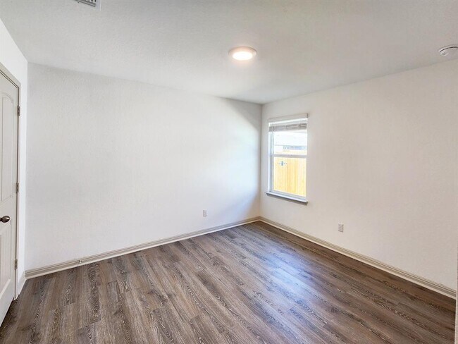 Building Photo - 120 Sweetwater Crk Ln