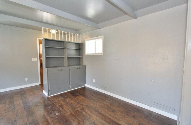 Building Photo - Charming Single-Level Studio Home