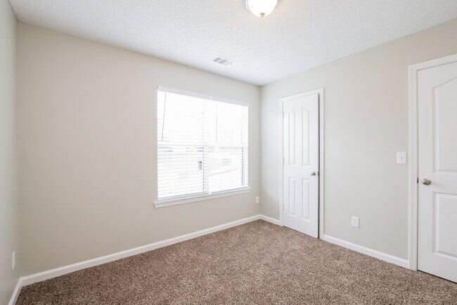 Building Photo - 413 Gresham Dr