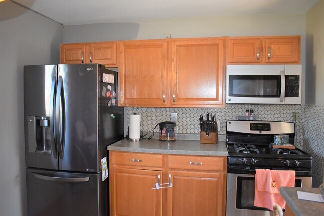 Building Photo - 574 Comstock Ave