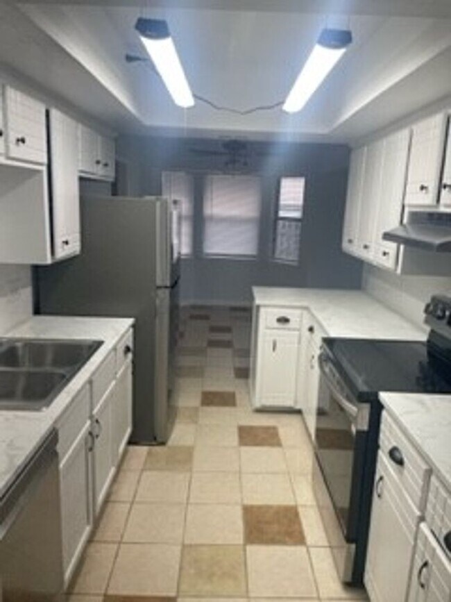 Building Photo - 6049 SW Atterbury Dr