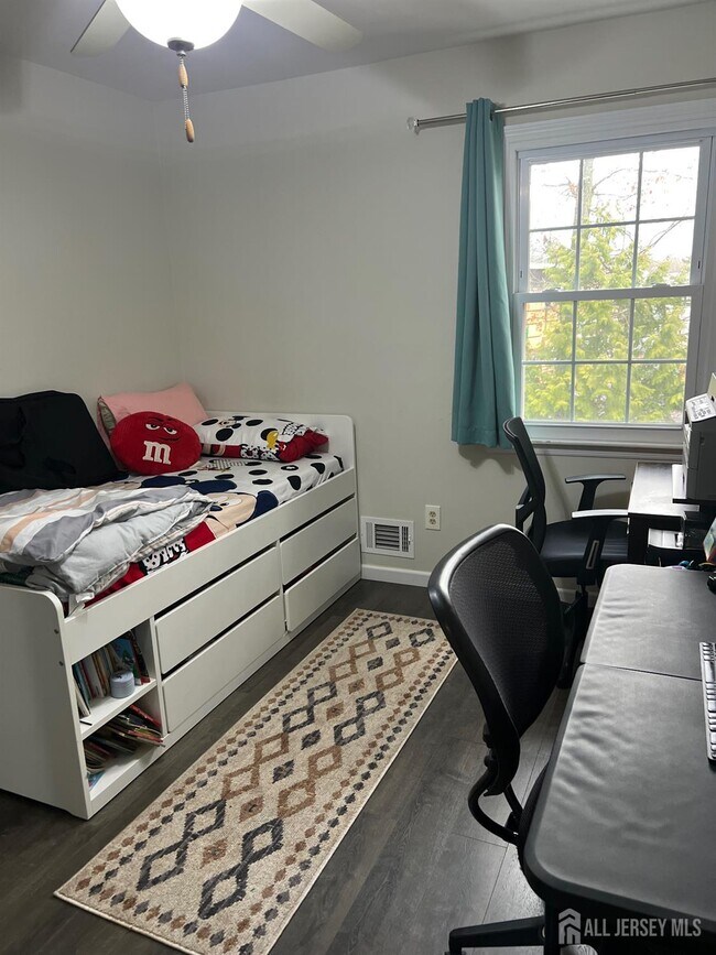 Building Photo - 42 Townsend Dr