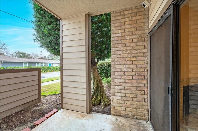 Building Photo - 7069 N Holiday Dr