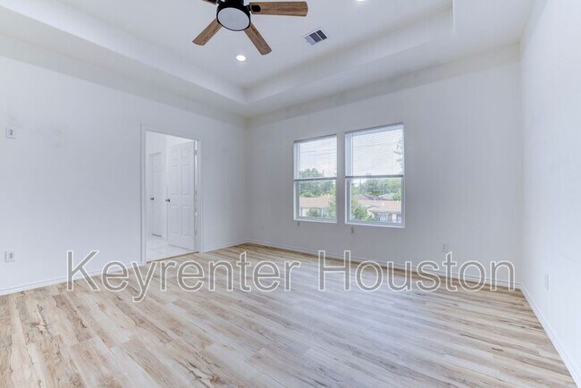 Building Photo - 8203 Woodlyn Rd