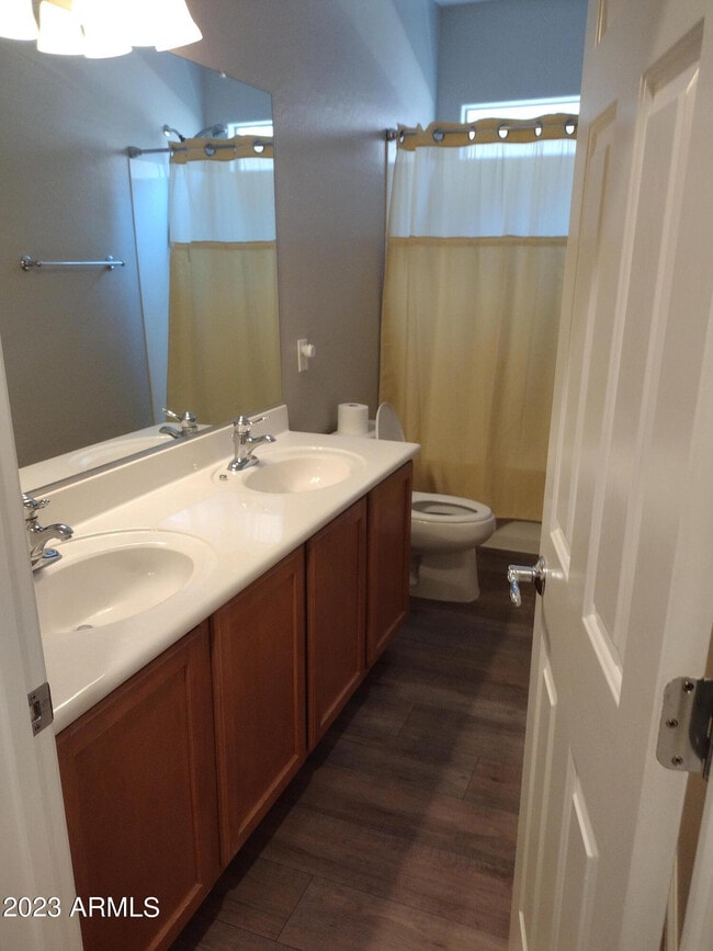 Building Photo - 466 E Yellow Wood Ave