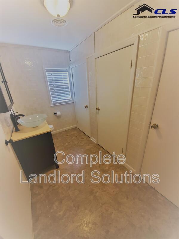 Building Photo - 824 E Harris St