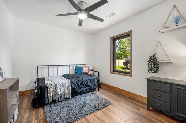main level bedroom - 26539 E Shore Pl