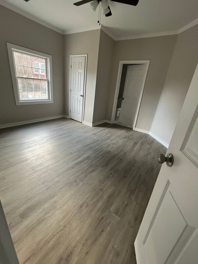 Building Photo - Cute corner lot available for August move-in