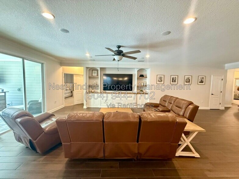 Building Photo - 300 N Shadowwood Dr