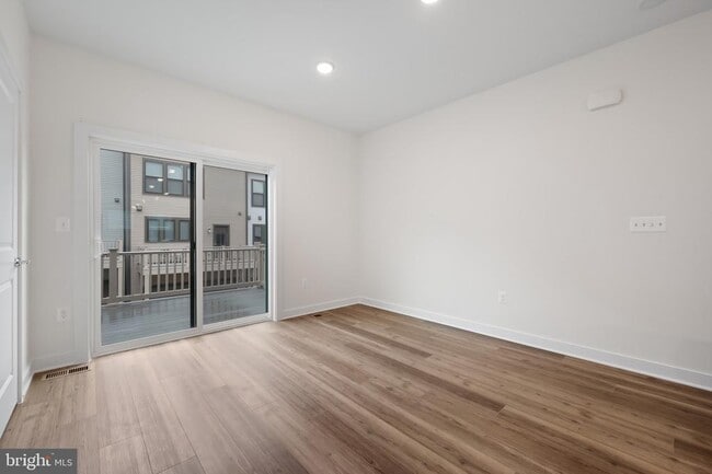 Building Photo - 210 Sundrop Ln