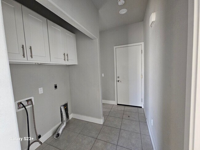 Building Photo - CHARMING NEWER CONTEMPORARY 3 BED/2 BATH AVAILABLE NOW