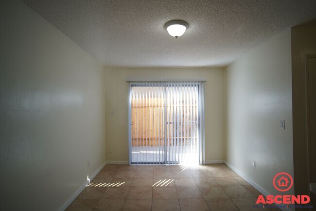 Building Photo - Cozy 3 Bedroom  2bath apartment