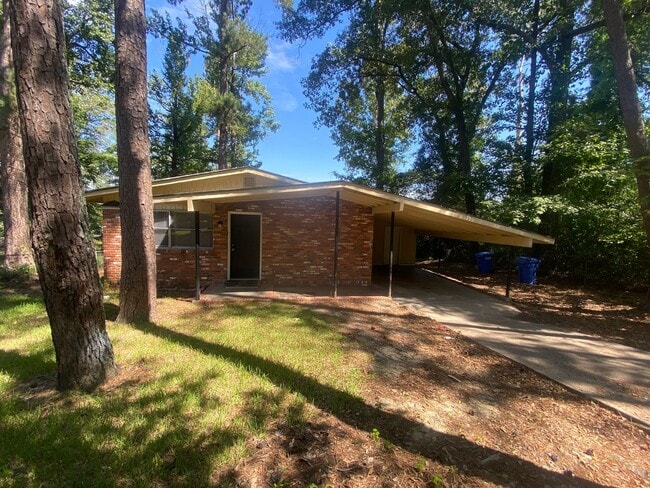 Primary Photo - **ON HOLD**3 bedroom / 1 bathroom Home for...