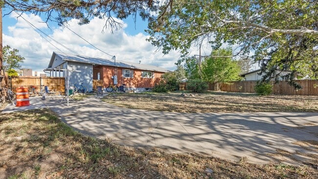 Building Photo - 1627 N 5th St