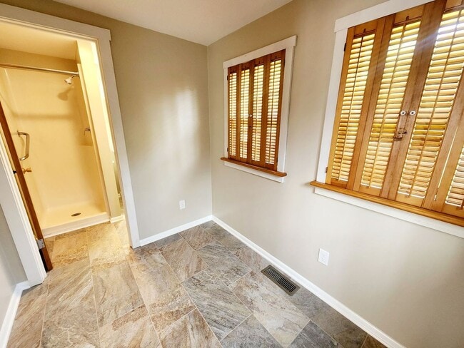 Building Photo - 3 Bed/2 Bath House Located in Suncrest Lawncare included - Available NOW