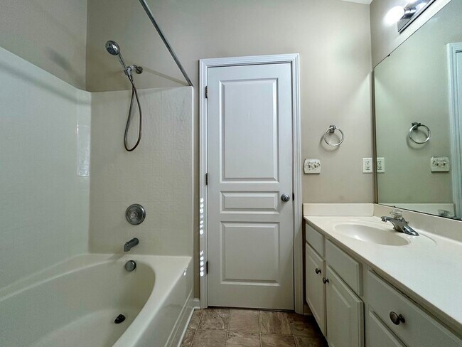 Building Photo - 1121 Drummond Ln