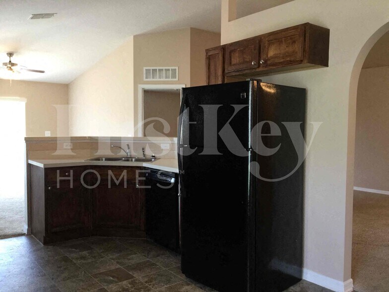 Building Photo - 425 Hammerstone Ave