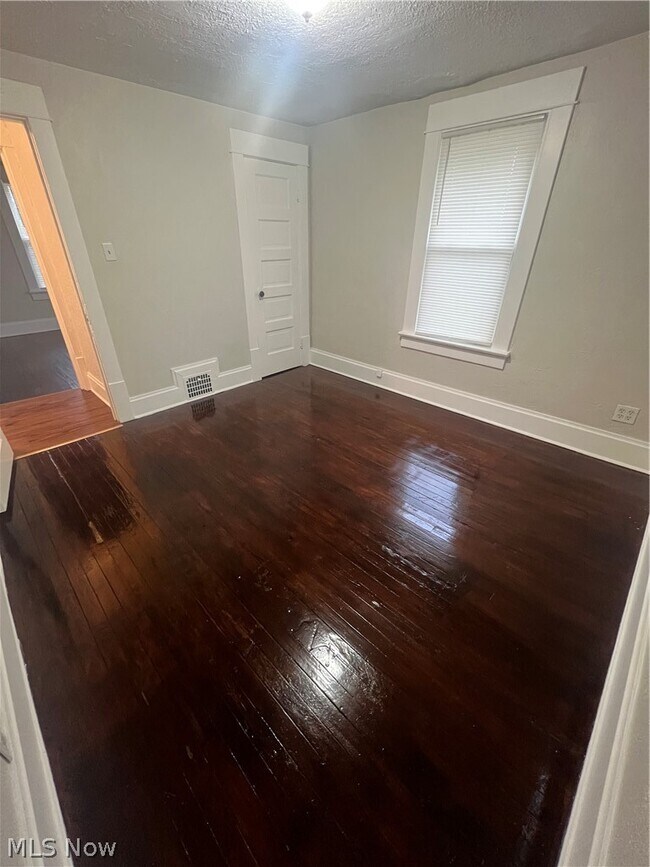 Building Photo - 716 Grace Ave