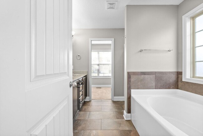 Building Photo - Three Bedroom with Bonus in Franklin Meadows!