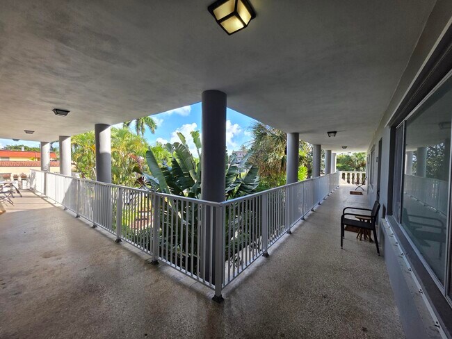 Building Photo - 201 S Lakeside Dr